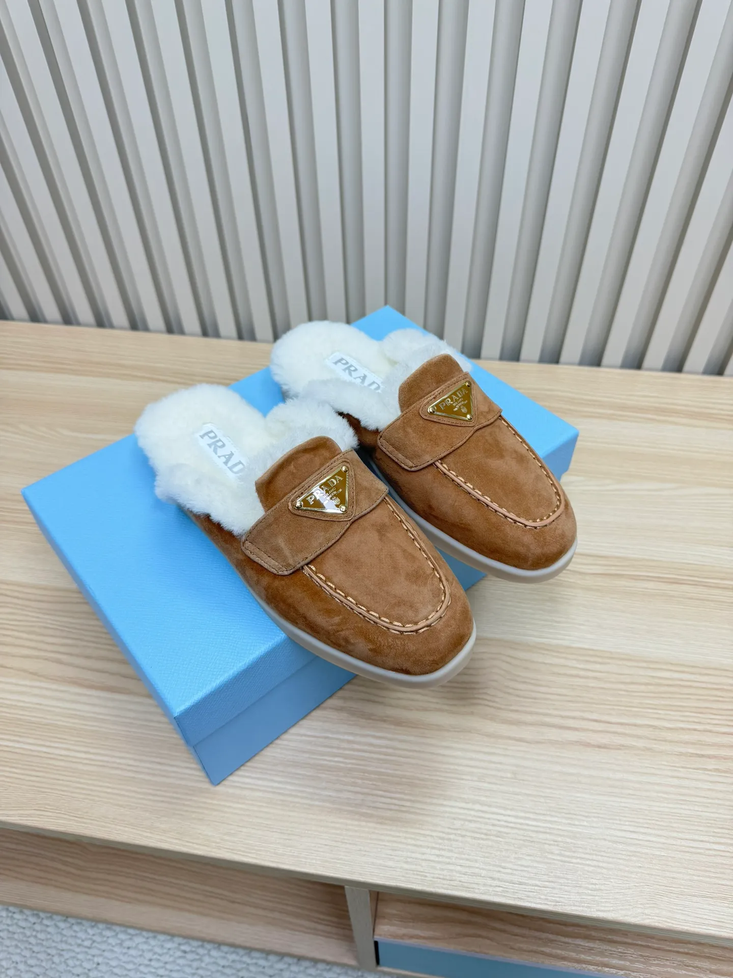 👟👟Ex-factory price 600👟👟 Prada / Prada (men and women) 24 new autumn and winter wool lining / loafers, wool collar echoes the design up and down! The Prada brand logo is outlined to highlight the high-end atmosphere! Made of sheepskin lining imported from Australia, the warmth retention effect in winter is great 👍 Fabric: Imported two-layer frosted cowhide Lining: Sheepskin imported from Australia One-piece Outsole: Original Tpu absorbent film outsole Female size: 35～41 (41 customized) Male size: 39～45 (45 customized)